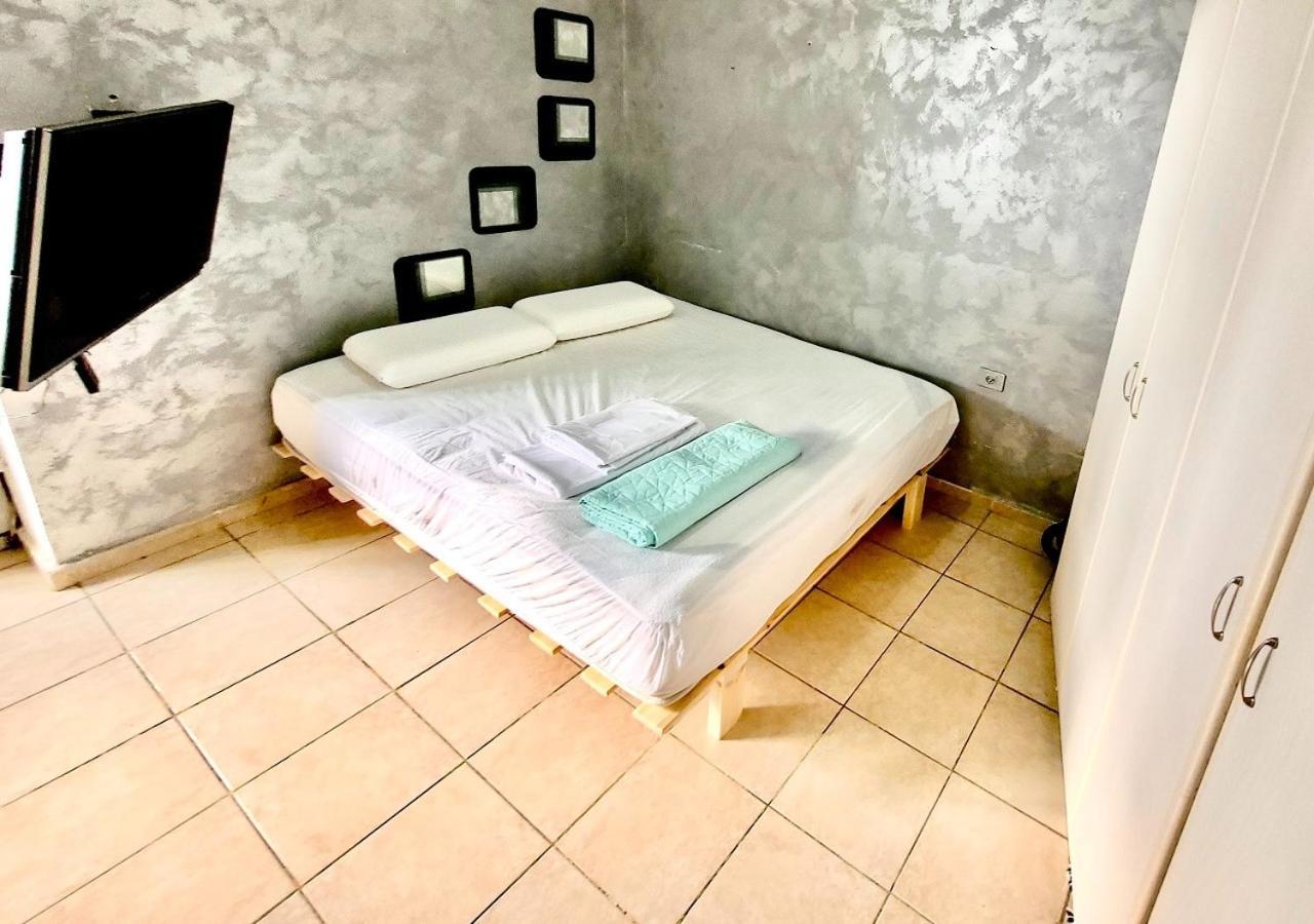 Ferienwohnung סטודיו על הים Bat Yam Exterior foto